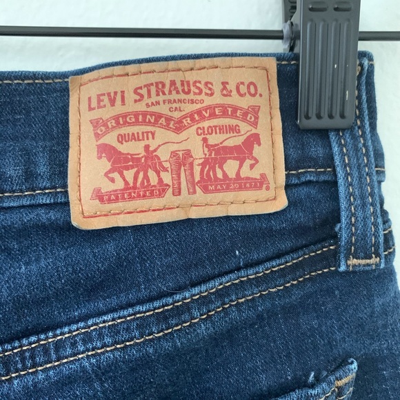 Levis Medium Wash Jean Shorts - Picture 5 of 5